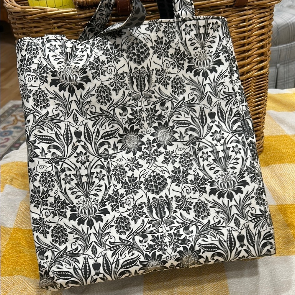 Bella Russo Reversible Floral Tote - Picture 4 of 8